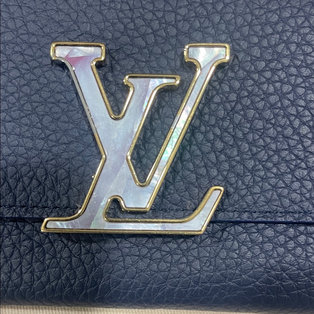 Louis Vuitton Capucines Compact
Maxi Wallet - Picture 3 of 15